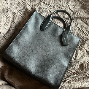 AUTHENTIC coach Dylan tote bag
- used, but still in perfect condition